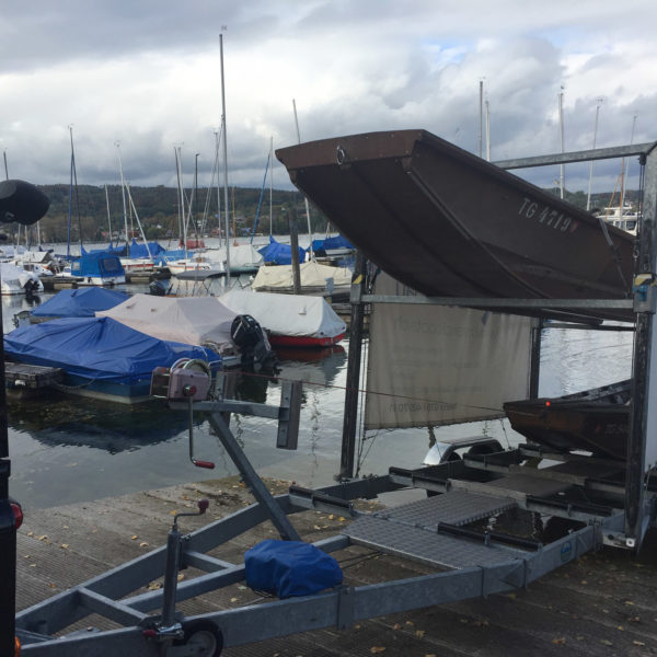 Boote auf Anhänger am Rhein